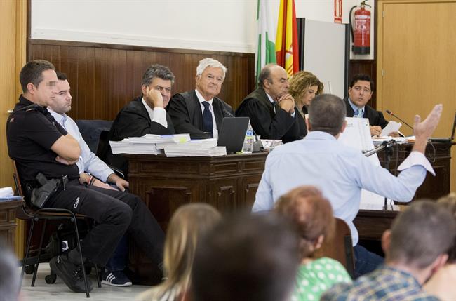 Uno de los testigos durante el juicio por el doble crimen de Almonte. | A.PÉREZ/Archivo ep unolos testigos durantejuiciodoble crimenalmonte