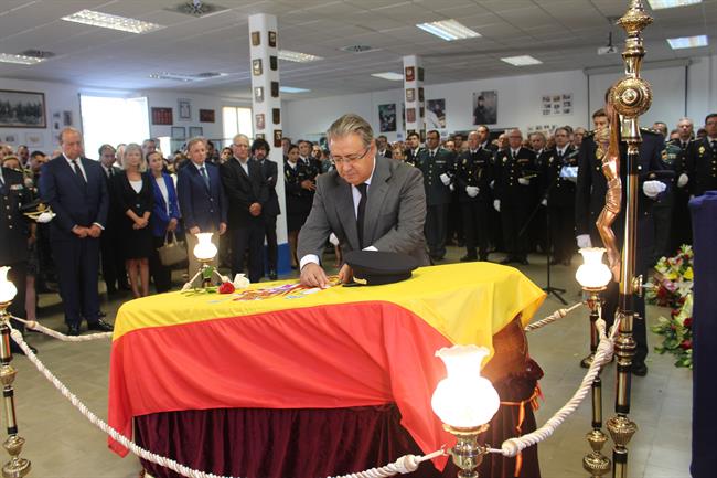 Zoido encabeza la despedida al subinspecto asesinado en Valencia | POLICÍA NACIONAL ep zoido encabezadespedidasubinspecto asesinadovalencia