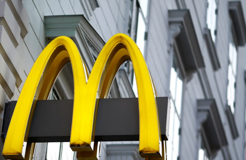 McDonalds cesa a su CEO por mantener una relación con una trabajadora