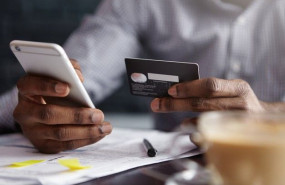 1603974803 toma recortada empresario afroamericano pagando tarjeta credito linea273609 9075