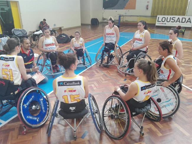 Abraham Carrión charla con las jugadoras de la selección epañola de baloncesto | FEDDF ep abraham carrion charlalas jugadorasla seleccion epanolabaloncesto