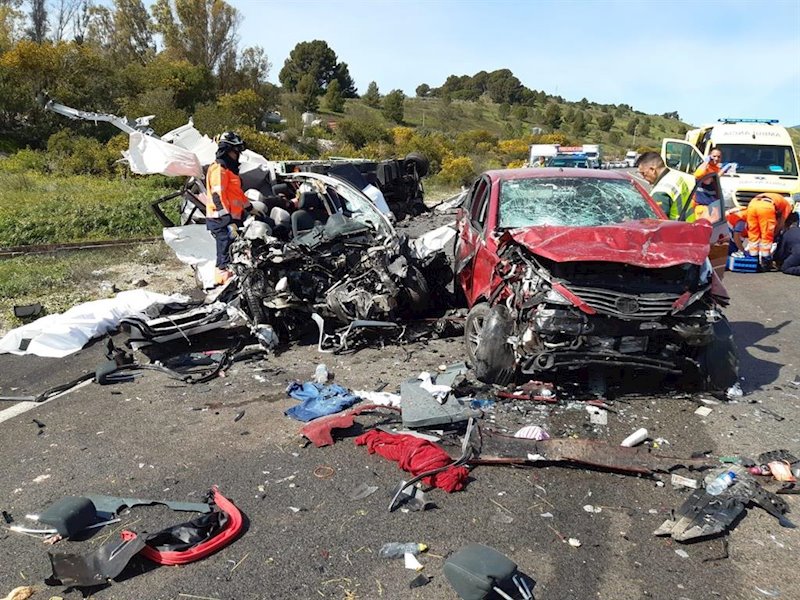 Un fallecido y dos heridos en un accidente de tráfico entre un camión y ...