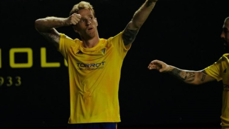 Álex Fernández, jugador del Cádiz, celebra un gol en liga | LALIGA ep alex fernandez jugador del cadiz celebra un gol en liga