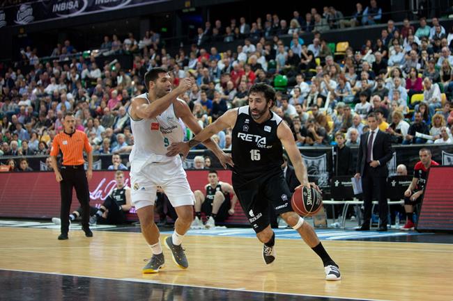 Alex Numbrú (Retabet Bilbao Basket) Felipe Reyes (Real Madrid) | ACB PHOTO - A. IRRIZABALAGA ep alex numbru retabet bilbao basket felipe reyes real madrid