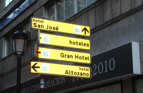 ep archivo   carteles senalizando establecimientos hoteleros