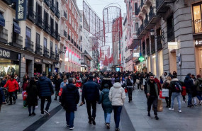 ep archivo   cientos de personas con compras en la calle comercial de preciados a 7 de enero de 2022