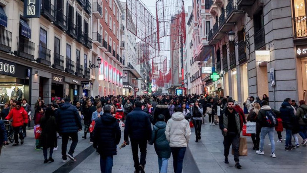 ep archivo   cientos de personas con compras en la calle comercial de preciados a 7 de enero de 2022