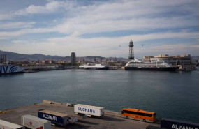 ep archivo   contenedores y dos cruceros en la terminal de cruceros del puerto de barcelona visto
