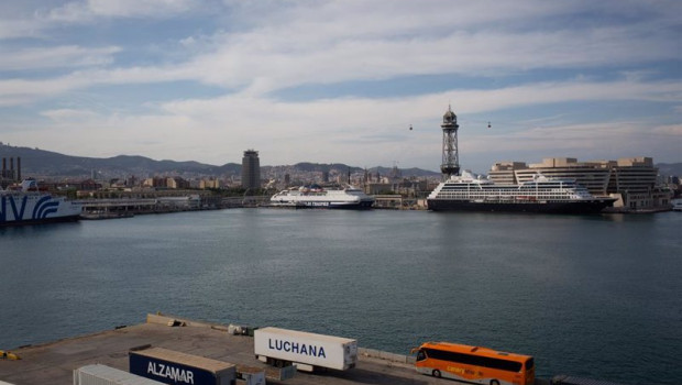 ep archivo   contenedores y dos cruceros en la terminal de cruceros del puerto de barcelona visto