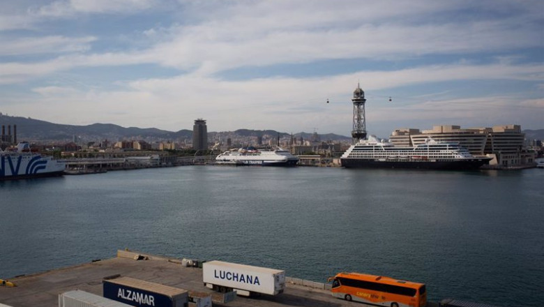 ep archivo contenedores y dos cruceros en la terminal de cruceros del puerto de barcelona visto ep archivo contenedores y dos cruceros en la terminal de cruceros del puerto de barcelona visto