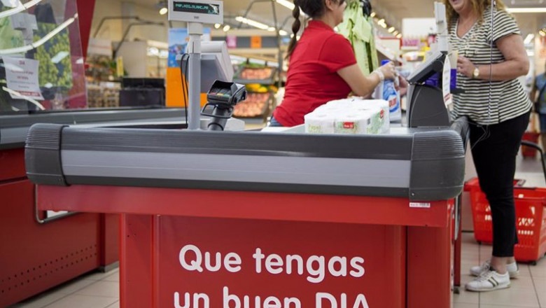 ep archivo - dependienta de supermercado dia ep archivo - dependienta de supermercado dia