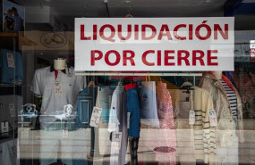 ep archivo   el escaparate de un comercio anunciando su liquidacion por cierre