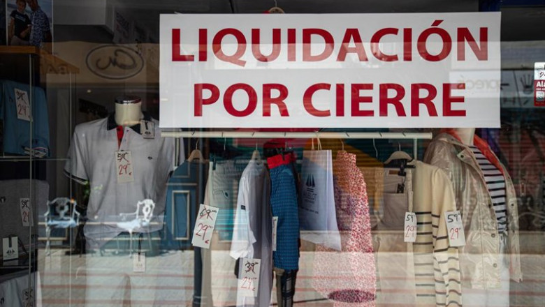 ep archivo   el escaparate de un comercio anunciando su liquidacion por cierre