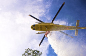 ep archivo   helicoptero de extincion de incendios durante una operacion