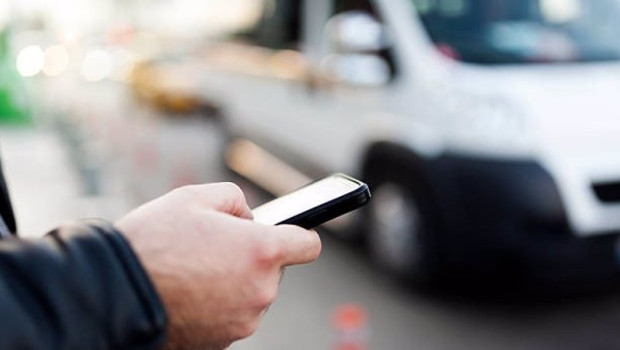 ep archivo   imagen de un hombre con un telefono movil