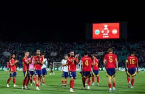 ep archivo   la seleccion espanola de futbol aplaude a aficionados espanoles en sofia bulgaria