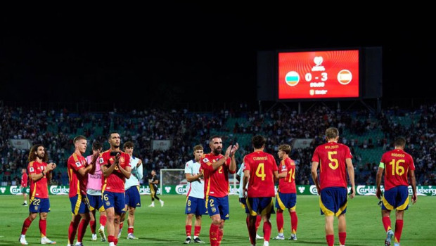 ep archivo   la seleccion espanola de futbol aplaude a aficionados espanoles en sofia bulgaria