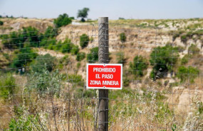 ep archivo   un cartel de prohibido el paso en la zona perteneciente a la explotacion minera de