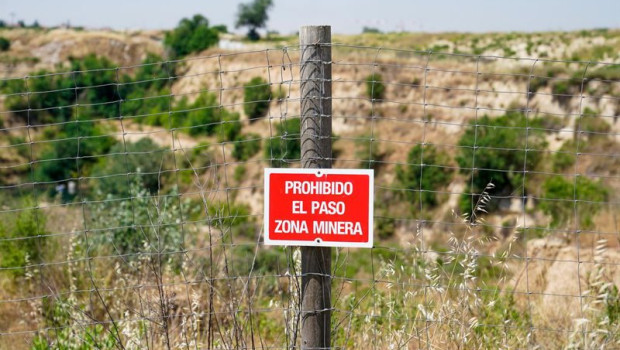 ep archivo   un cartel de prohibido el paso en la zona perteneciente a la explotacion minera de