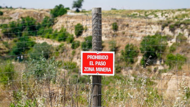 ep archivo   un cartel de prohibido el paso en la zona perteneciente a la explotacion minera de