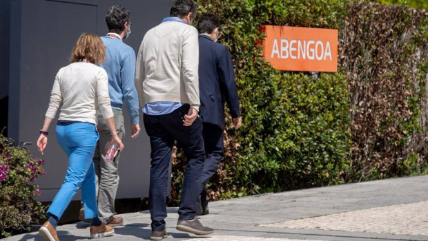 ep archivo   un grupo de personas entran en la sede de abegoa de sevilla en una foto de archivo
