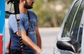 ep archivo   un hombre reposta carburante en una gasolinera 20230622123703