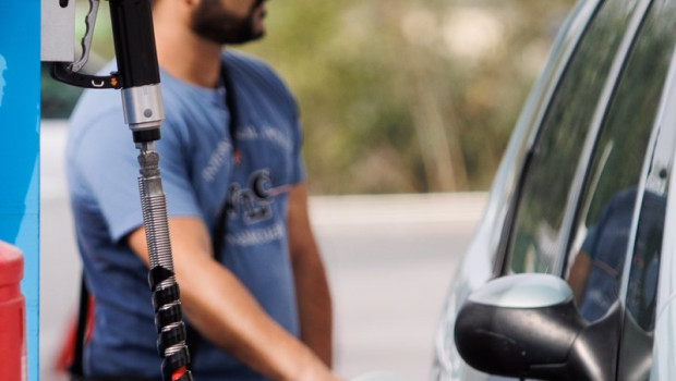 ep archivo   un hombre reposta carburante en una gasolinera 20230622123703