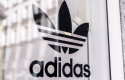 ep archivo   un letrero en el escaparte de una tienda de adidas