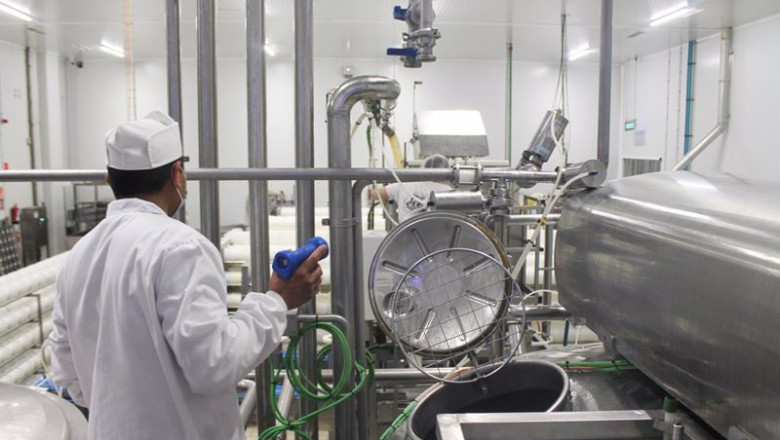 ep archivo   un operario trabajando en una fabrica 20240418110405