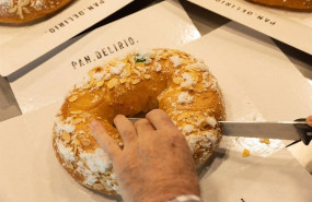 ep archivo   un pastelero parte un roscon en la pasteleria pan delirio