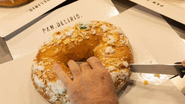 ep archivo   un pastelero parte un roscon en la pasteleria pan delirio