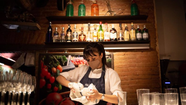 ep archivo una camarera seca unos vasos en el interior de un bar en una calle centrica de ep archivo una camarera seca unos vasos en el interior de un bar en una calle centrica de