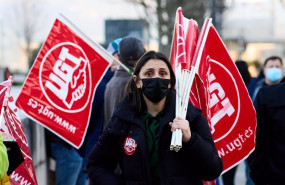 ep archivo una persona sostiene varios banderines de ugt en una imagen de archivo ep archivo una persona sostiene varios banderines de ugt en una imagen de archivo
