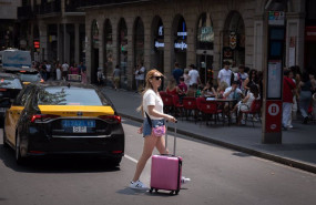 ep archivo   varias personas pasean por las ramblas a 30 de junio de 2023 en barcelona cataluna