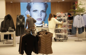 ep archivo   varios trabajadores en una tienda de moda