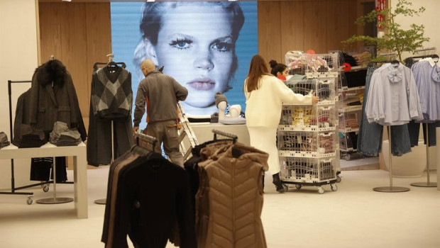 ep archivo   varios trabajadores en una tienda de moda