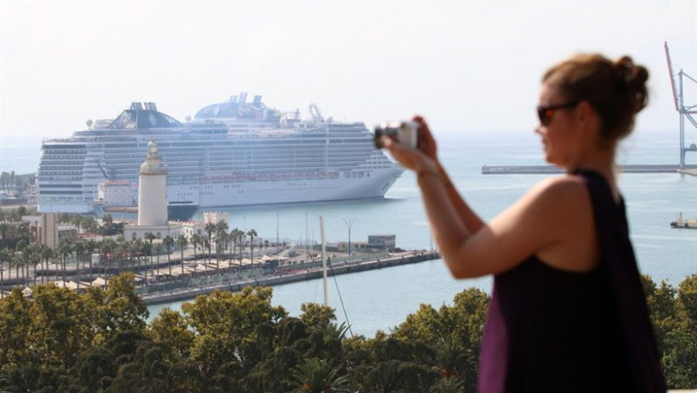 ep archivo varios turistas pasean por la calles de malaga despues de que haya atracado un crucero ep archivo varios turistas pasean por la calles de malaga despues de que haya atracado un crucero