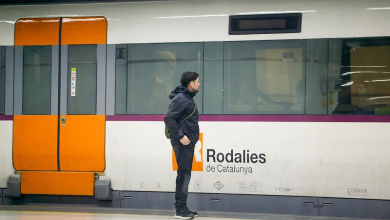 ep archivo   viajeros cogen un tren en la estacion de sants a 26 de enero de 2026 en barcelona