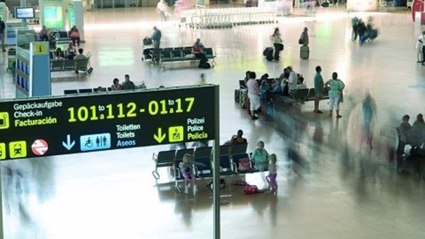 ep archivo   viajeros en el aeropuerto de malaga costa del sol