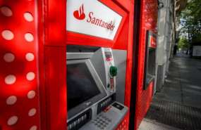 ep cajeros del banco santander en madrid espana a 19 de abril de 2020 ep cajeros del banco santander en madrid espana a 19 de abril de 2020