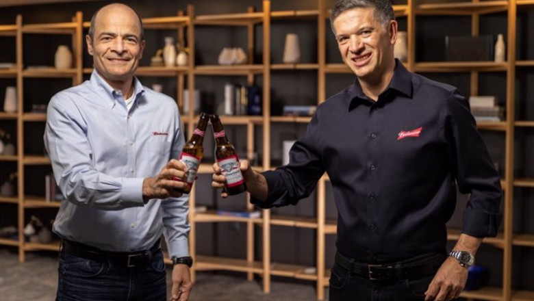 Carlos Brito (izq) brinda con Michel Doukeris (drch) | AB InBev ep carlos brito izq brinda con michel doukeris drch