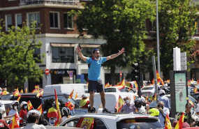 ep coches y motos con pancartas y banderas de espana circulan por las calles de la capital en la