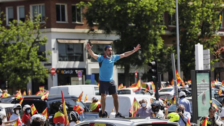 Coches y motos, con pancartas y banderas de España, circulan por las calles de la capital en la manifestación de Vox para pedir la dimisión del Gobierno de Pedro Sánchez por su gestión durante la pandemia del Covid-19. En Madrid, (España), a 23 de mayo de | Jesús Hellín - Europa Press ep coches y motos con pancartas y banderas de espana circulan por las calles de la capital en la