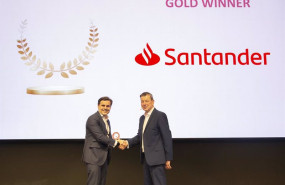 ep el director global de empresas de grupo santander borja oyarzabal recoge el premio qorus al mejor