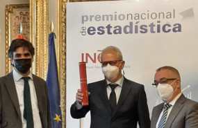 ep el ine entrega el premio nacional de estadistica 2021 a wenceslao gonzalez