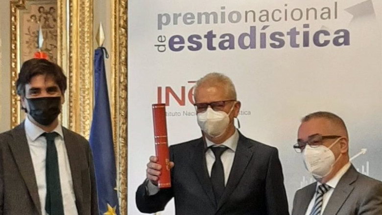 ep el ine entrega el premio nacional de estadistica 2021 a wenceslao gonzalez