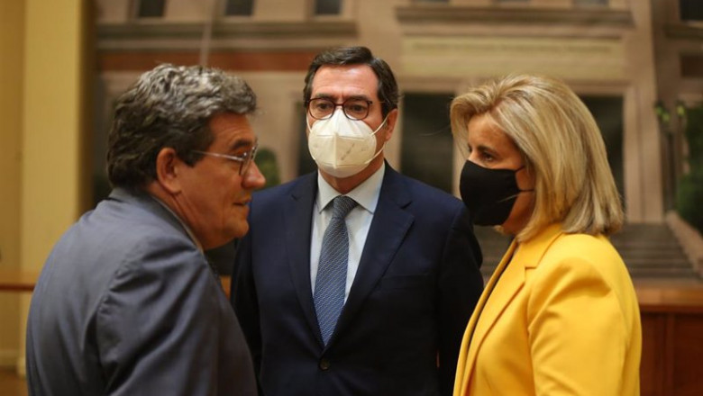 El ministro de Inclusión, Seguridad Social y Migraciones, José Luis Escrivá mantiene una conversación con el presidente de la Fundación CEOE, Antonio Garamendi y la exministra de Empleo y Seguridad Social, Fátima Báñez. | Cézaro De Luca - Europa Press ep el ministro de inclusion seguridad social y migraciones jose luis escriva mantiene una