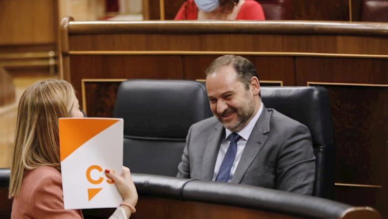ep el ministro de transportes movilidad y agenda urbana jose luis abalos sonrie a la diputada de