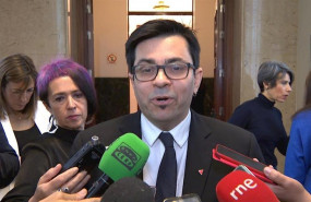 ep el secretario primero de la mesa del congreso gerardo pisarello de en comu podem atendiendo a los