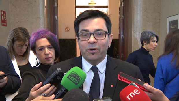 ep el secretario primero de la mesa del congreso gerardo pisarello de en comu podem atendiendo a los